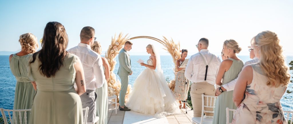 Brautpaar gibt sich Ehegelübde am Meer von Makarska